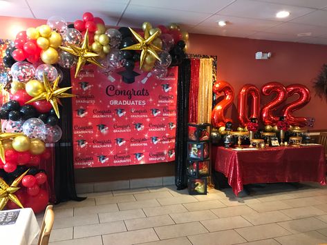 Red And Gold Graduation Decorations, Red Black And Gold Graduation Party, Red And Gold Graduation Party Ideas, Red And Black Graduation Party Ideas, Leavers Party, Boys Graduation Party, Gold Graduation Decorations, Trunk Party, Boy Graduation