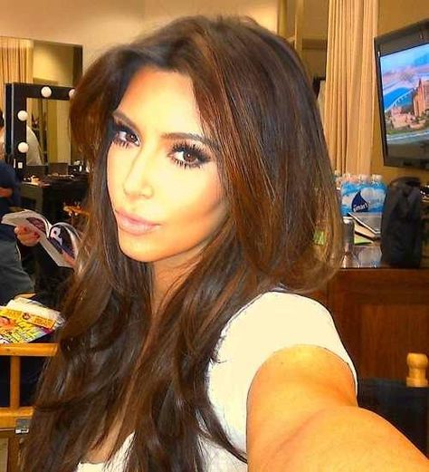 LOve this hair color!! I want! Kim Kardashian Kim Kardashian 2000's, Young Kim Kardashian, 2000s Hair, Estilo Kim Kardashian, Kim Kardashian Hair, Kardashian Hair, Kim Kardashian Style, Kim K, Kardashian Style