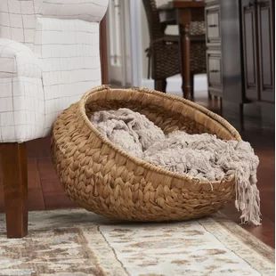 Blanket Storage Ideas, Round Wicker Basket, Diy Blanket, Cozy Homes, Inspire Me Home Decor, Blanket Storage, Woven Basket, Wicker Basket, Clever Diy