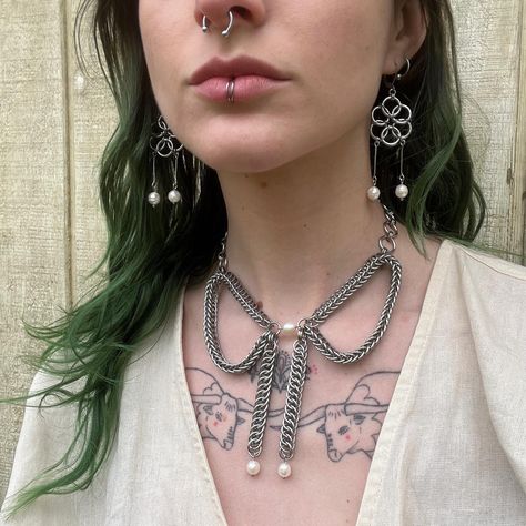 @birdhuggers • Instagram photos and videos Goth Accessories Jewellery, Chainmaille Jewelry Patterns, Chainmail Patterns, Two Necklaces, Chainmail Jewelry, Chain Maille Jewelry, Woven Chain, Bow Necklace, Pearls Necklace