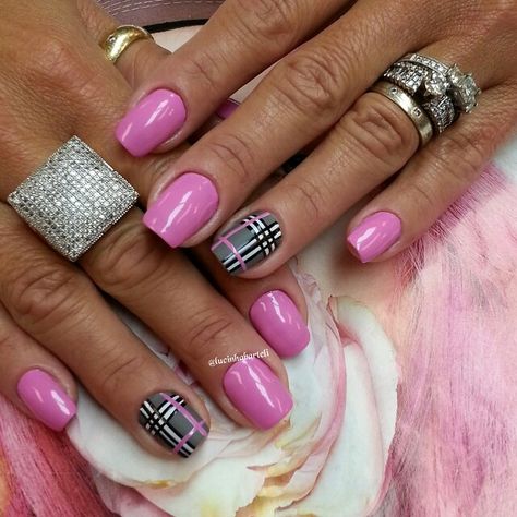 @lucinhabarteli Plaid Nail Art, Pink Gel Nails, Plaid Nails, Short Nails Art, Her Nails, Black Nail, Get Nails, Gel Nail Designs, Nail Art Inspiration