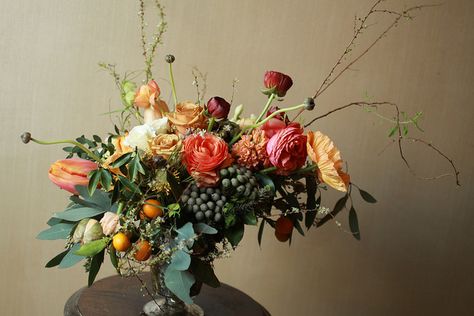 Wedding+Ideas:+green-berry-branch-flower-wedding-centerpiece Fall Flower Arrangements, Flower School, Parrot Tulips, Colorful Roses, Fresh Flowers Arrangements, Flower Branch, Arte Floral, Flower Show, Flower Market