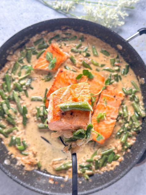 Creamy Garlic Salmon and Green Beans (Easy One-Pan Recipe!) - The Tasteful Tribe Creamy Garlic Salmon, Salmon And Green Beans, Green Bean Recipes Skillet, Green Beans Easy, Salmon Green Beans, Green Beans Soup, Skillet Green Beans, Green Bean Dishes, Green Beans Recipe