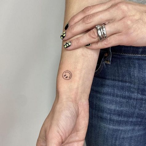 30 Best Smiley Face Tattoo Ideas 5 Tato Mini, Smiley Tattoo, Face Tattoo Ideas, Guardian Tattoo, Anime Tattoo Ideas, Smiley Face Tattoo, Gladiolus Tattoo, Promise Tattoo, Attack On Titan Tattoo