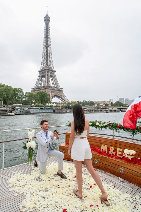 Paris Marriage Proposal, Paris Proposal Night, Proposal At Night, Engagement Set Up Ideas, Surprise Proposal Pictures, Proposal Romantic, Paris Proposal, Paris Engagement Photos, Wedding Paris