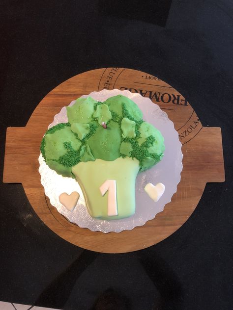 Broccoli shaped birthday cake Broccoli Birthday Party, Broccoli Cake Design, Broccoli Halloween Food, Broccoli Picture, Broccoli Toddler Recipes, Broccoli Kids Will Eat, Birthday Cake Kids, Kids Cake, Baby Announcement