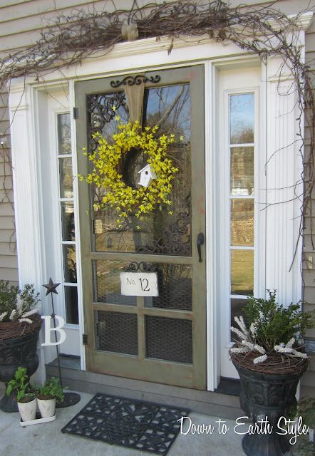 Tour this woman's cute home! So many amazing, homey, touches in this home. Love all the ideas. There are a few details that I especially like. Doorway Ideas, Wooden Screen Door, Wooden Screen, Screen Doors, Diy Outdoor Decor, Casa Exterior, Storm Door, Renovation Design, Front Porches