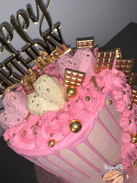 Hot Pink And Gold Sweet 16 Cake, Hot Pink And Gold Cake, Boujee Birthday Cake, Baddie Birthday Cake, Alcohol Birthday Cake, Birthday Cake Pink, 15th Birthday Cakes, 25th Birthday Cakes, Chocolate Covered Strawberries Bouquet