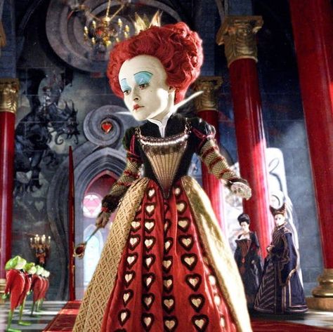 Alice In Wonderland Sign, Red Queen Costume, Iconic Halloween Costumes, Queen Of Hearts Alice, Queen Alice, Tim Burton Characters, Queen Of Hearts Costume, Tim Burton Films, Helena Bonham