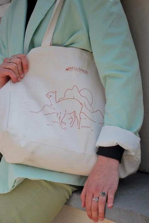 Découvrez nos beaux tote bag, leurs motifs vous feront voyager... 🦙 Ponchos, Reusable Tote, Reusable Tote Bags, Tote Bag