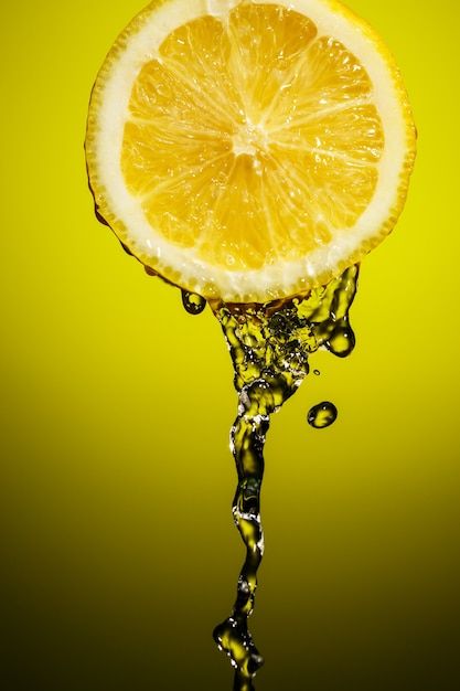 Drop of lemon juice falling down. | Premium Photo #Freepik #photo #lemon-splash #sour #juice-splash #lime Lemon Aesthetic, Juice Aesthetic, Juice Splash, Photo Drop, Lemon Water, Lemon Yellow, Falling Down, Lemon Juice, Premium Photo