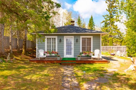 Vacation Home Rentals | Short Term House Rentals | GO-Cottage Cottage Rental Ideas, Lake Placid Winter, Porch Paint, Cottage Lake, Charming Cottage, Fenced Yard, Beach House Rental, Cottage Rental, Lake Cottage