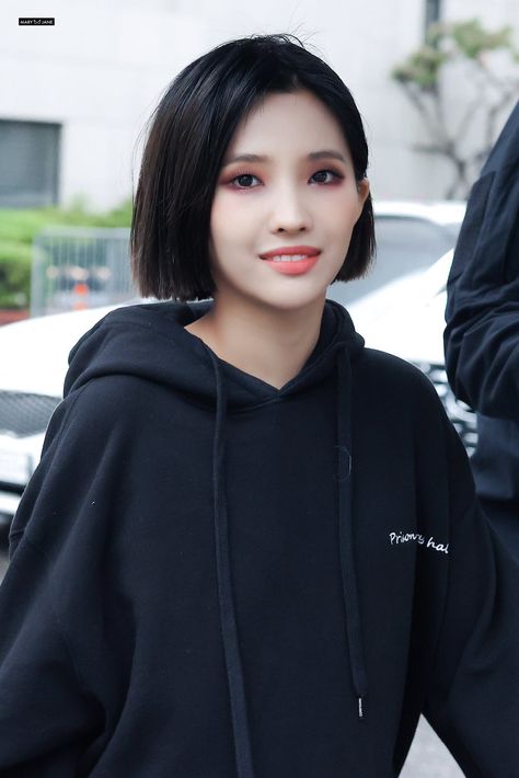 Soyeon Short Hair Black, Soyeon Short Hair, Kpop Leaders, I Dle, Short Black Hair, Jeon Soyeon, Mode Ulzzang, Short Hair Black, Haircuts Straight Hair