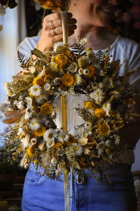 Dried Amaranth Wreath, Fall Dried Flower Wreath, Dried Sunflower Wreath, Dried Flower Wreath Ideas, Dried Sunflowers Ideas, Dried Flower Wreath Diy, Strawflower Crafts, Dry Wreath, Strawflower Wreath