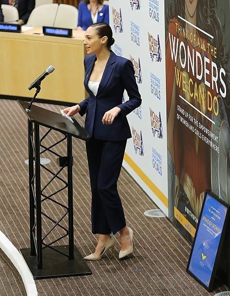 October 21, 2016: Gal Gadot attended the Wonder Woman UN Ambassador Ceremony in New York City, New York #galgadot Al Pacino Girlfriend, Gal Gadot Style, Claire Mccardell, Un Ambassador, Lady Deadpool, Hobble Skirt, Humanitarian Work, English Girls, Gal Gadot Wonder Woman