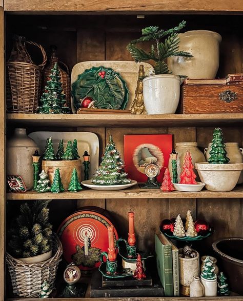 Cottage Core Christmas, Christmas Booth, Cozy Up Your Home, Christmas Vignettes, Fall Decor Inspiration, Christmas Decor Inspiration, Winter Desserts, Decor Shabby Chic, Cottage Christmas