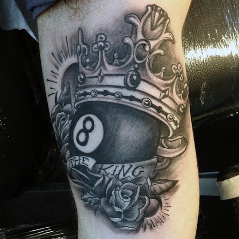 Eightball Tattoo, 8 Ball Tattoo, Traditional Chicano Tattoos, Crown Tattoo Men, Tattoo Bras Homme, Rare Tattoos, Crown Tattoos, Art Chicano, Chicanas Tattoo