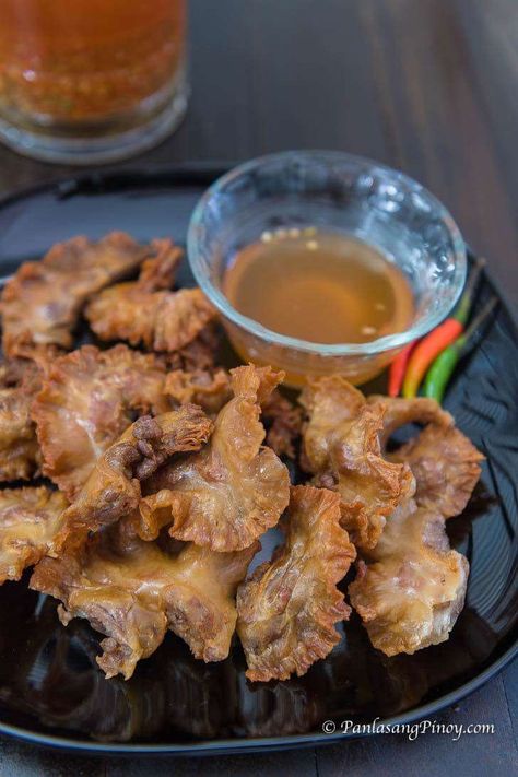 Deep Fried Food Recipes, Traditional Filipino Food, Meat Food Photography, Filipino Appetizers, Pilipino Food Recipe, Spicy Vinegar, Fried Food Recipes, Sisig Recipe, Menu Photography