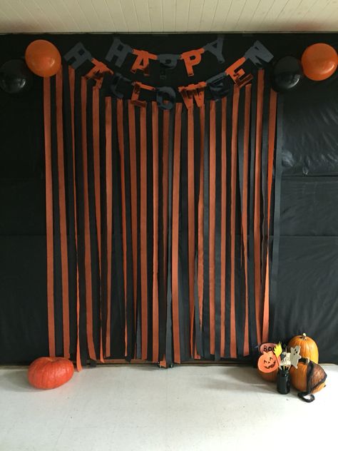 Halloween Birthday Photo Booth, Halloween Decorations Photo Booth, Photo Booth Backdrop Halloween, Halloween Diy Photo Booth, Halloween Party Photo Backdrop Diy, Halloween Party Backdrop Photo Booths, Halloween Selfie Wall, Halloween Photo Booth Diy, Halloween Photo Wall Backdrop