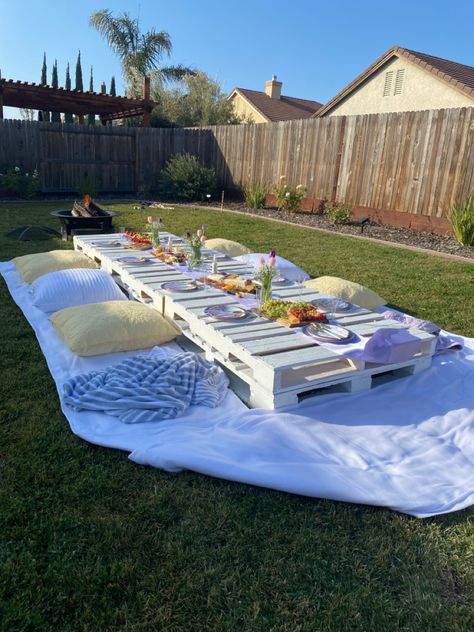 Picnic Arrangement Ideas, Colorful Picnic Party, Posh Picnic Ideas, Outdoor Girls Birthday Party, Chill Birthday Ideas, Picnic In Winter, Diy Outdoor Toys For Kids, Rapunzel Wedding Theme, Kids Outdoor Table