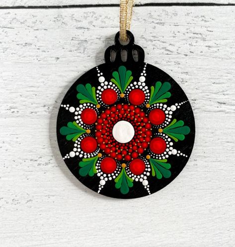 Dotting Mandala Art, Christmas Dotting Art, Dot Mandala Patterns Simple, Christmas Dot Mandala, Dot Painting Christmas Ornaments, Christmas Dot Painting, Christmas Mandala Art, Holiday Dot Mandala, Christmas Dot Art