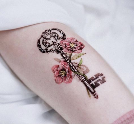 Flower Key Tattoo, Vintage Lock Tattoo, Secret Garden Key Tattoo, Key And Flower Tattoo, Key Tattoo Designs For Women, Key Tattoos For Women, Mesmerizing Tattoos, Skeleton Key Tattoo, Nova Tattoo