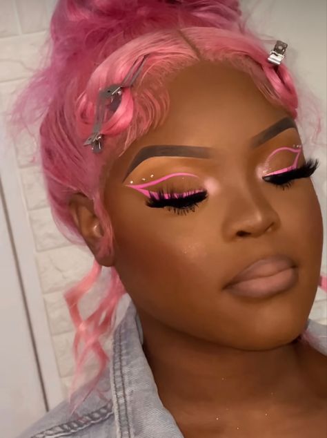 Pink Eyeliner Makeup Looks, Gender Reveal Makeup Ideas Black Women, Gender Reveal Makeup, Pink Eyeliner Makeup, Pink Makeup Looks Black Women, Bday Makeup, Pink Glitter Makeup, Birthday Makeup Looks, Face Beat Makeup