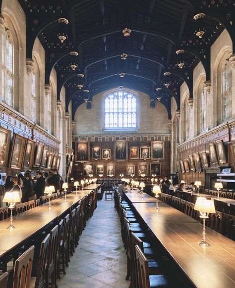 christ church dining hall during lunch, glowing lights and chatter Dining Hall Aesthetic, Town Hall Aesthetic, School Dining Hall Aesthetic, Oxford Lecture Hall, College Dining Hall, Hogwarts Dining Hall, Cambridge University Dining Hall, Oxford Student, Boarding School Aesthetic