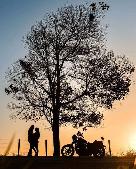 Harley Couple, Motorcycle Engagement Photos, Alternative Engagement Photos, Trends Aesthetic, Iconic Films, Outdoor Engagement Photos, Biker Love, Anniversary Photoshoot, Bike Photo