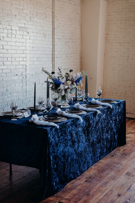 Dark Blue Wedding Theme, Marbled Wedding Cake, Midnight Wedding, Corpse Bride Wedding, Midnight Blue Wedding, Star Themed Wedding, Celestial Wedding Theme, Themed Wedding Ideas, Dark Blue Wedding