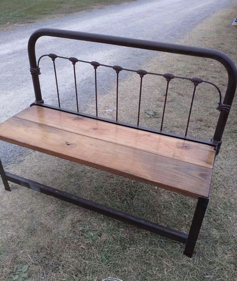 Metal Bed Bench, Repurposed Metal Bed Frame, Metal Headboard Ideas Repurposed, Cast Iron Bed Frame, Headboard Benches, Coffee Diy, Iron Bed Frame, Homemade Tables, Painted Furniture Diy