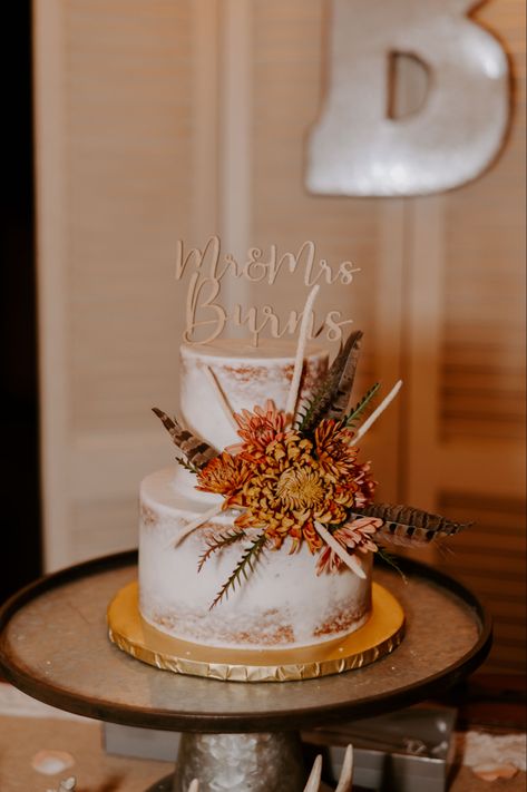 Fall Boho Wedding Inspiration, Boho Western Dessert Table, Wedding Cakes Boho Rustic, Simple Western Wedding Centerpieces, Small Western Wedding Cakes, Western Wedding Cupcakes, Western Wedding Cakes Rustic, Simple Western Wedding Cake, Western Vow Renewal