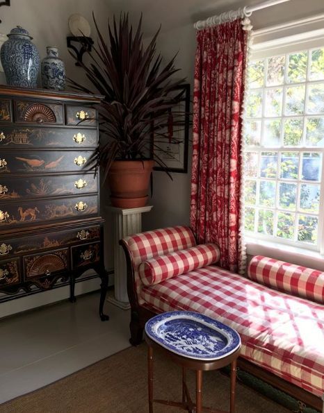 New England Chinoiserie New England Farmhouse, Blue Ceilings, French Country Kitchens, River Road, Autumn Lights, New England Homes, Chinoiserie Chic, Pretty Room, Chic Kitchen