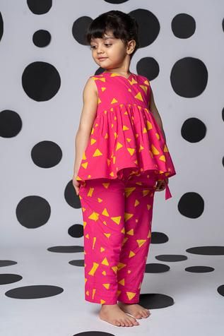 Shop for Love The World Today Pink Printed Kurta And Pant Set For Girls Online at Aza Fashions Kids Kurta Girls Design, Simple Cotton Frocks For Kids, Kids Kurti Girls Design, Pant Kurti, Kids Frocks Design Cotton, Cotton Frocks For Kids, Love The World, Child Dress, Kids Dress Collection