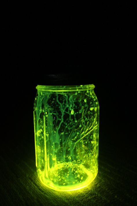 crack glow sticks, cut the tip off, let the glowing liquid drip into a mason jar, close the jar, shake it up and VOILA you have yourself a a glow-in-the-dark lamp! Glow In The Dark Liquid, Dark Lamp, Bt Tower, Glow Stick, Cap Ideas, Stick Art, Random Ideas, Glow Sticks, Halloween 2024