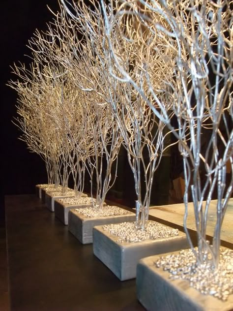 Tree Branch Decor, Decoration Vitrine, Winter Wonderland Party, Branch Decor, Winter Wonderland Wedding, Baby Shower Winter, Wonderland Party, Christmas Window, Winter Party