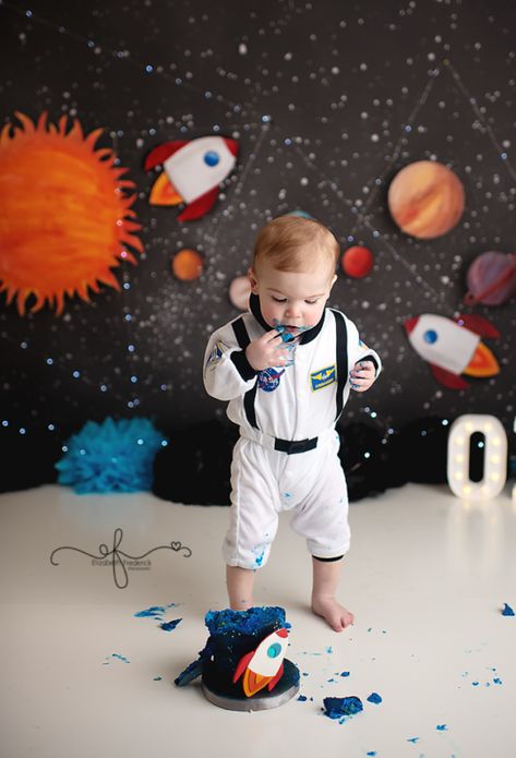 Theme Bapteme, 1st Trip Around The Sun, Astronaut Party, Two The Moon, Boys First Birthday Party Ideas, Boys 1st Birthday Party Ideas, Astronaut Birthday, Space Theme Party, Baby Boy 1st Birthday Party