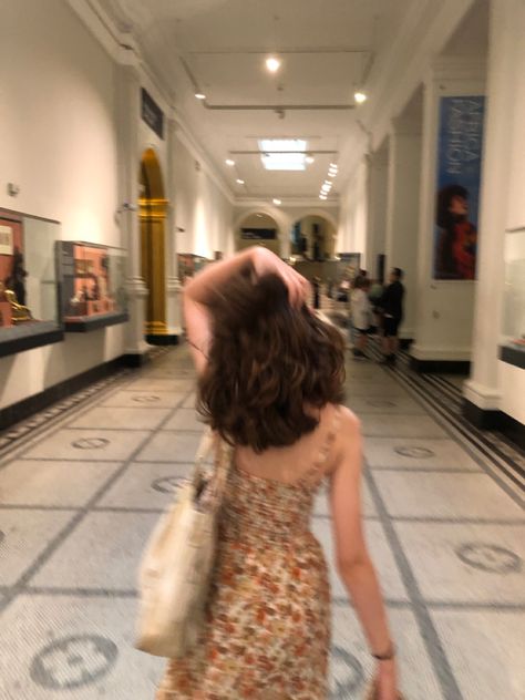 Date Hair, Museum Date, Mode Ulzzang, Best Friend Pictures Tumblr, Self Portrait Poses, Beautiful Curly Hair, Stylish Photo Pose, Instagram Ideas Photography, Aesthetic Women