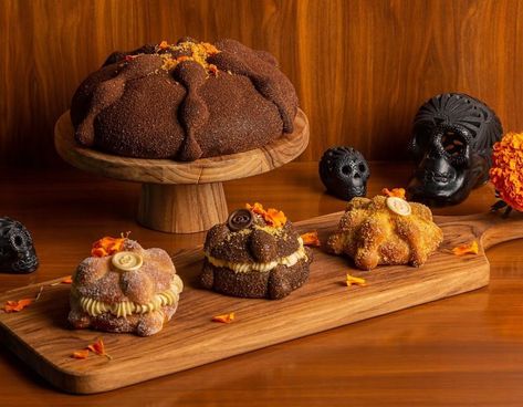 ¡Ya hay pan de muerto en CDMX! Aquí el TOP 5 de los que debes probar este año Dia De Los Muertos Decorations Ideas, Mexican Sweet Breads, Mexican Bread, Traditional Mexican Food, Diy Treats, Baking Business, Pan Dulce, Bakery Shop, Cute Birthday Cakes