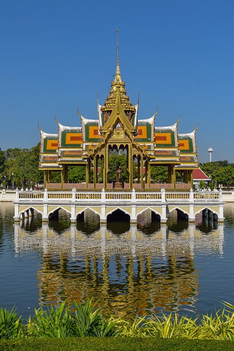 Bang Pa-In Royal Palace, also known as the Summer Palace, is a palace complex formerly used by the Thai kings. It lies beside the Chao Phraya River in Bang Pa-in District, Phra Nakhon Si Ayutthaya Province. Thai Palace, Thailand Temple, The Summer Palace, Chao Phraya River, Thai King, Photoshop Express, Summer Palace, Thai Art, Summer Projects