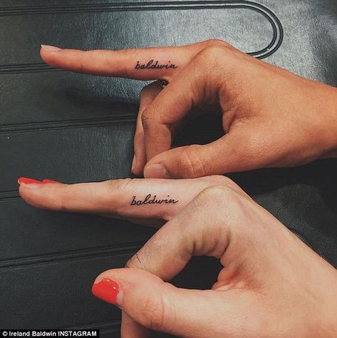 Tato Nama, Middle Finger Tattoos, Places To Get Tattoos, Cute Matching Tattoos, Tato Henna, Finger Tattoo For Women, Hidden Tattoos, Finger Tattoo Designs, Neck Tattoos