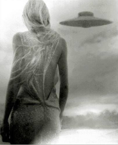 Maria Orsic, 1930s with her saucer #VRIL #VrilDamen #Haunebu Maria Orsic, Ufo Art, Ancient Astronaut, Unidentified Flying Object, Secret Space, Aliens And Ufos, Astral Travel, Crop Circles, Happier Life