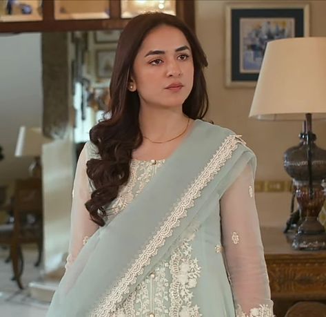 Tere Bin Drama Pics Dress, Tere Bin Aesthetic, Tere Bin Drama Pics, Yumna Zaidi Dresses, Tere Bin Drama, Indo Western Outfits For Women, Pakistani Songs, Sarah Khan, Tere Bin