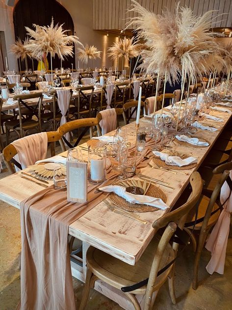 Simple Boho Wedding Reception, Runa Farm Wedding, Wedding Bohemian Decorations, Rustic Pampas Wedding Decor, Boho Chic Table Decor, Wedding Copper Theme, Glam Rustic Wedding, Bohemian Event Decor, Neutral Boho Wedding Tablescape