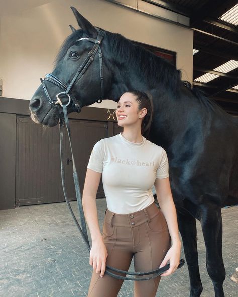 Horse Riding Outfit Women, Horse Rider Outfit, Aesthetic Equestrian, Erin Williams, Equestrian Photography, Horse Riding Outfit, Golf Attire Women, Cute Horse Pictures, Pirate Outfit