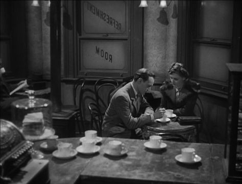 Brief Encounter 1945 First shot of the lovers Dr. Alec Harvey and Laura Jessen in this film Paul Bakery, David Lean, Brief Encounter, Fritz Lang, Film Grab, Romantic Drama, Stanley Kubrick, Martin Scorsese, Poses References