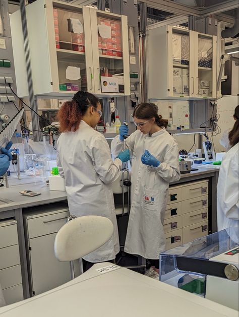 Chemical Engineering Aesthetic Female, Chem Engineering Aesthetic, Science Lab Photoshoot, Chemistry Degree Aesthetic, Science Fair Aesthetic, Lab Outfit Science, Science Research Aesthetic, Pharmacy Major, Lab Research Aesthetic