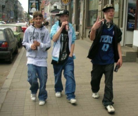 Street Skater Style, 2000s Older Brother, Older Brother Core, Saggin Pants, Masc Fashion, I Fall To Pieces, Skate And Destroy, 2000s Streetwear, Skating Outfits