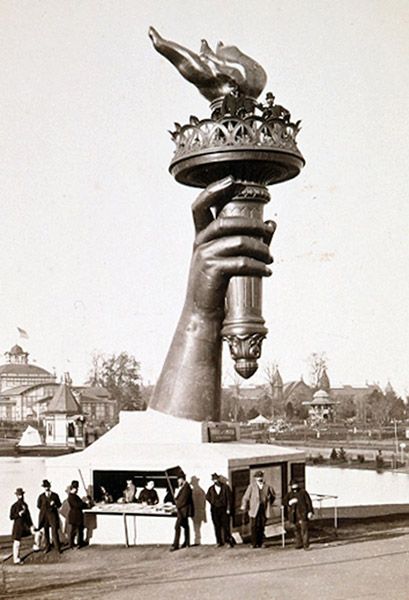 World's Fair of 1876 : W. Irving Adams, Edward L. Wilson, Hand and Torch of the Statue of Liberty in Philadelphia, 1876, Museum of Arts and Crafts, Paris. Liberty Statue, Liberty Island, Early Photos, The Statue Of Liberty, Lady Liberty, Paris Photo, Photo Vintage, World's Fair, Us History