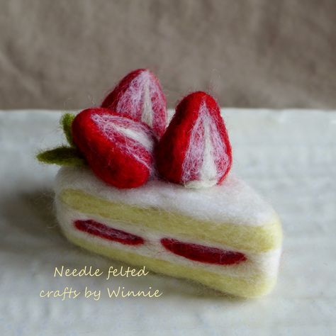 Needle felted Strawberry cake Strawberry Needle Felting, Needle Felted Strawberry, Felted Strawberry, Strawberry Crafts, Felted Crafts, Felt Creations, Rag Rugs, Talented People, Adorable Crochet